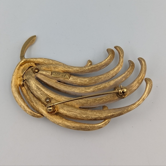 Vintage Monet white enamel gold tone floral motifs brooch - Picture 5 of 8